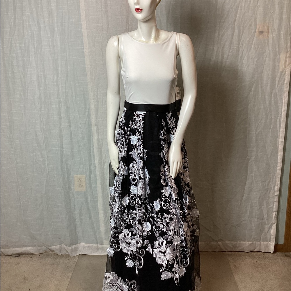 NWT Aidan Mattox Sleeveless Jersey Bodice/ Black Lace Skirt Ballgown; Size: 6